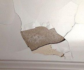 plaster-repair-Columbus-Ohio-12 white painted wall with topcoat failing